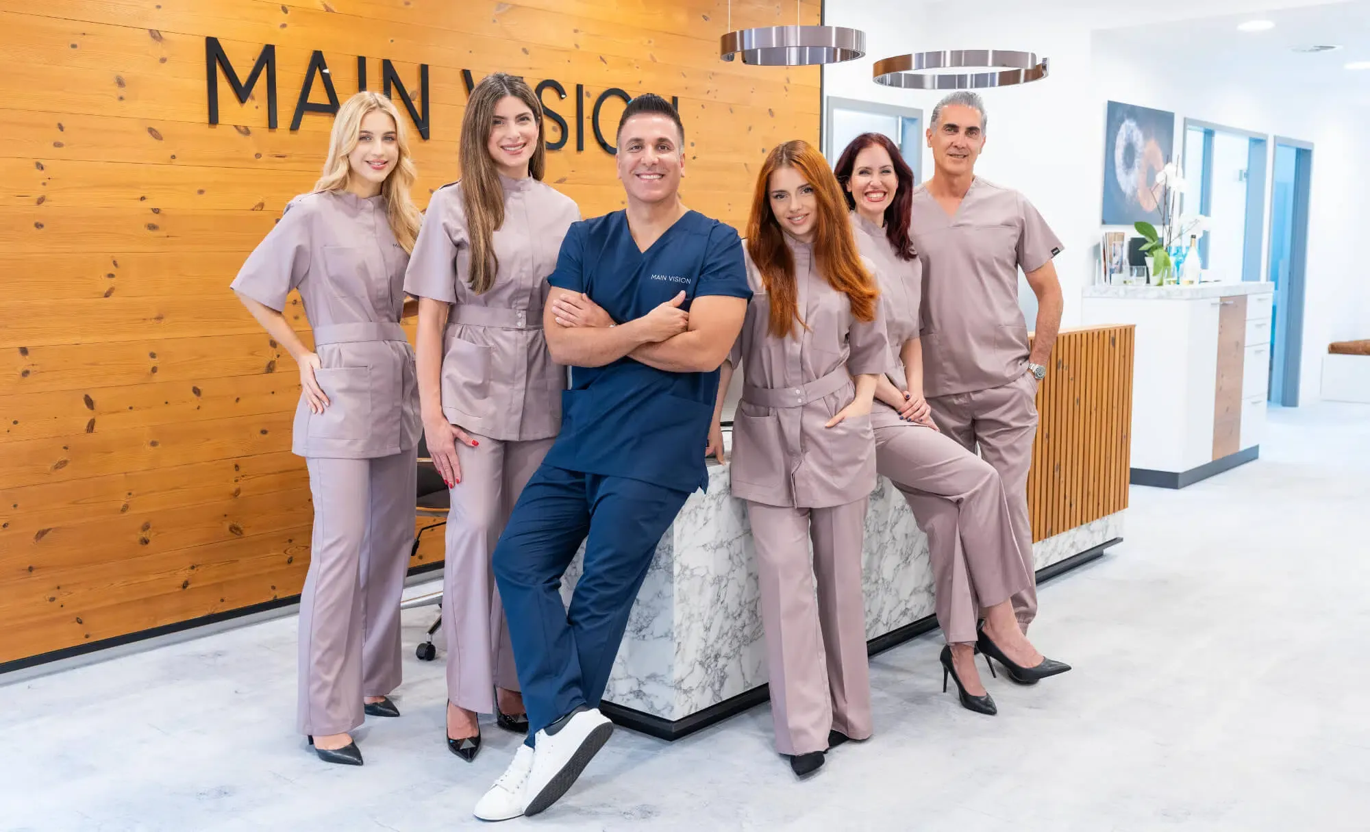 Augenarzt Frankfurt - Parviz Rafiezadeh mit Team vom MAIN VISION Augenzentrum